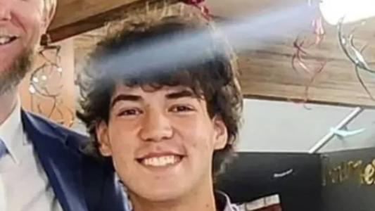 As buscas por jovem estadunidense de 18 anos que desapareceu após pular a noite em um mar repleto de tubarões nas Bahamas foram suspensas nessa sexta-feira (29)