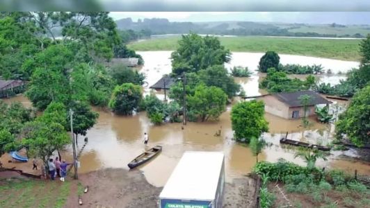 As casas foram alagadas e algumas ficaram ilhadas por causa da chuva e transbordamento do rio