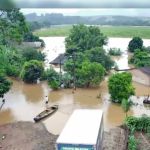 Famílias ficam desalojadas após rio transbordar no Paraná  