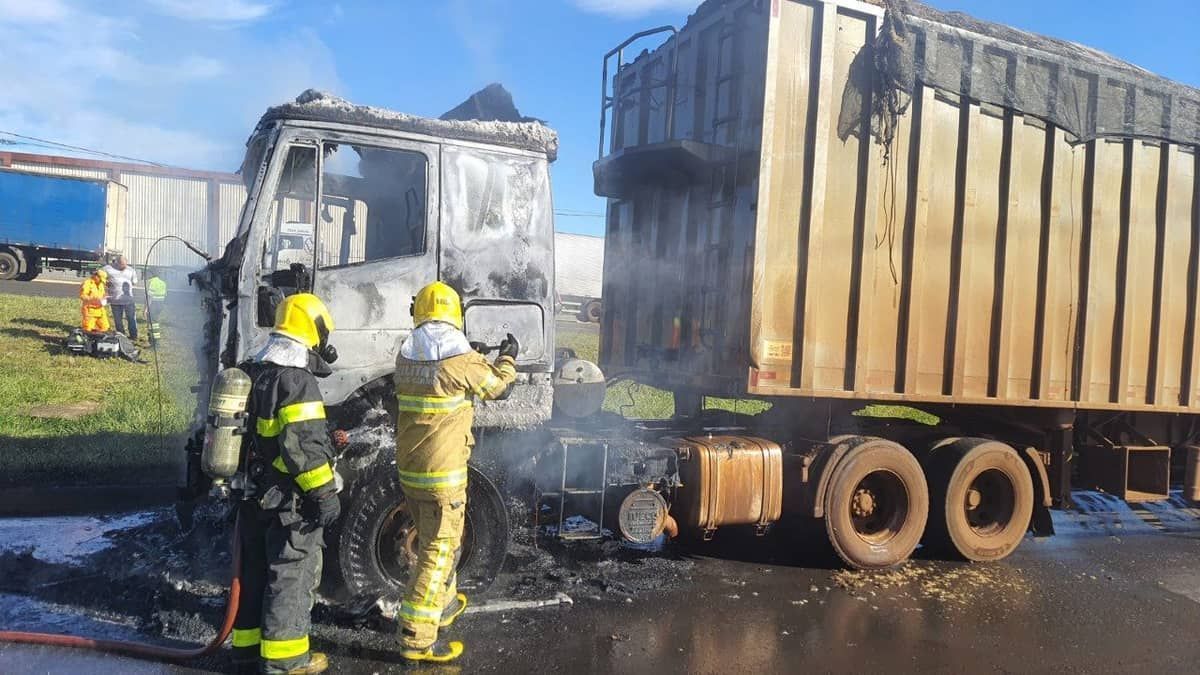 Cabine de caminhão pega fogo em estrada mineira; veja fotos