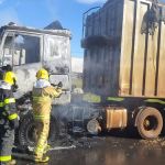 Cabine de caminhão pega fogo em estrada mineira; veja fotos