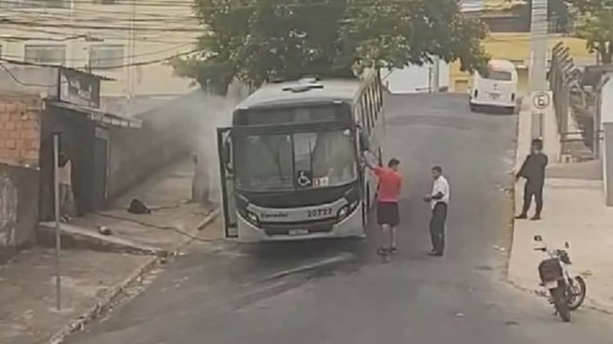 Vídeo: ônibus pega fogo em Sabará após homem invadir coletivo e jogar gasolina, afirmam bombeiros  