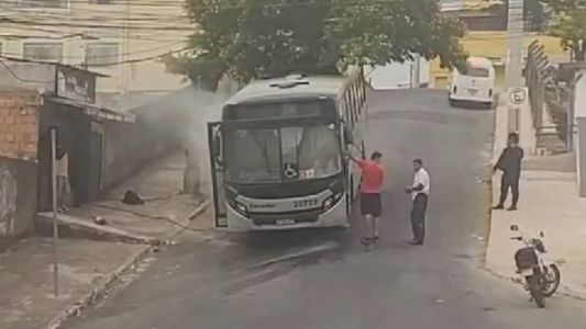 As chamas foram controladas pelo motorista e ninguém se feriu