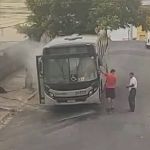 Vídeo: ônibus pega fogo em Sabará após homem invadir coletivo e jogar gasolina, afirmam bombeiros  