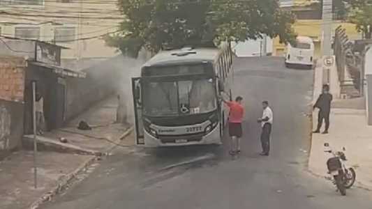 As chamas foram controladas pelo motorista e ninguém se feriu