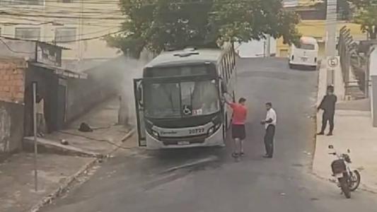 As chamas foram controladas pelo motorista e ninguém se feriu
