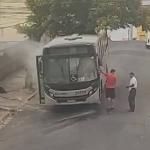 Vídeo: ônibus pega fogo em Sabará após homem invadir coletivo e jogar gasolina, afirmam bombeiros