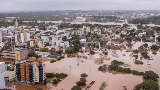 As chuvas causadas pelo ciclone extratropical inundou cidades, derrubou pontes, destruiu lojas e deixou vários estragos