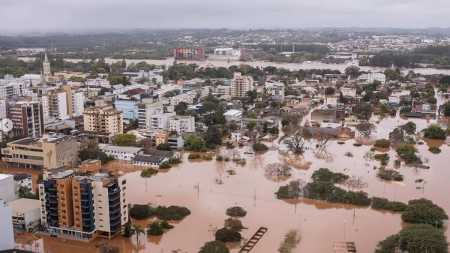 As chuvas causadas pelo ciclone extratropical inundou cidades, derrubou pontes, destruiu lojas e deixou vários estragos
