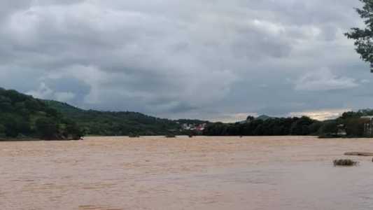 As constantes chuvas na região da bacia do Rio Doce influenciaram para a elevação do nível do rio