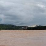 Rio Doce atinge cota de inundação em Governador Valadares e deixa moradores em alerta