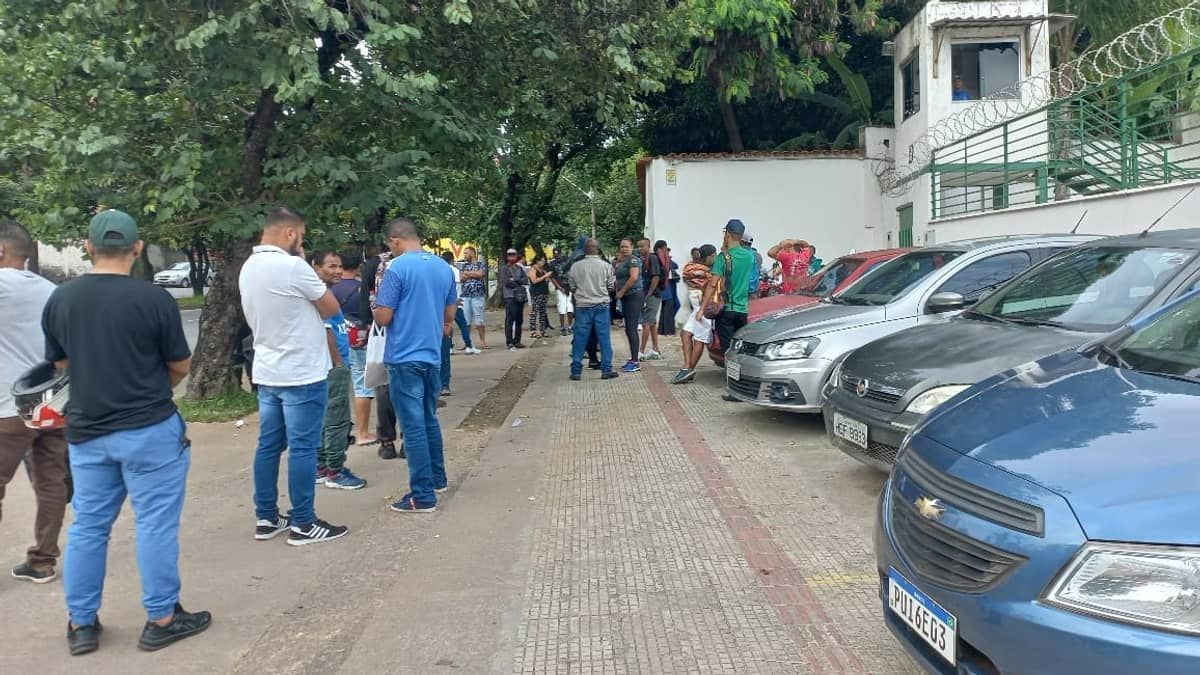 Fila para vagas temporárias reúne cem pessoas e chama atenção em Belo Horizonte
