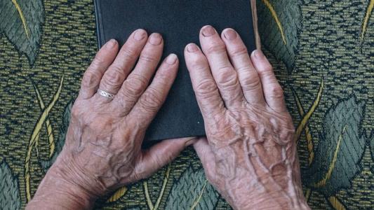 As denúncias de violações de direitos humanos podem ser feitas de maneira anônima pelo Disque Direitos Humanos (Disque 100)