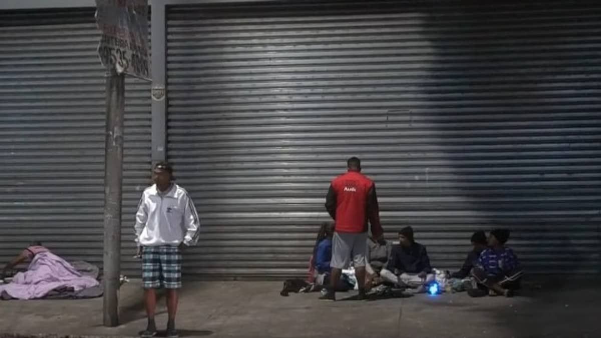 Moradores em situação de rua acusam ação truculenta de fiscais da PBH que estariam recolhendo até cobertores