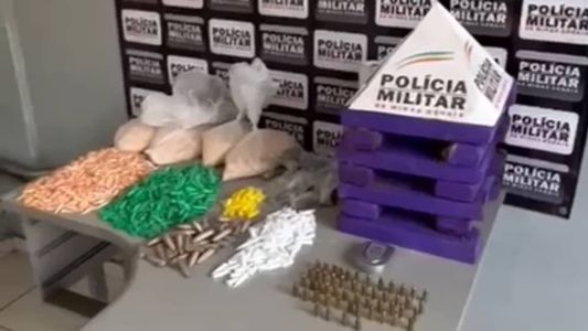 As drogas estavam escondidas em um buraco do quintal nos fundos da casa