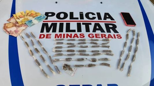 As drogas foram apreendidas e os suspeitos encaminhados para a delegacia