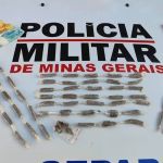 Suspeitos de vender e esconder drogas em buraco na calçada são presos em Minas