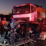 Crianças ficam presas às ferragens e são socorridas em estado grave após acidente com carreta em Minas