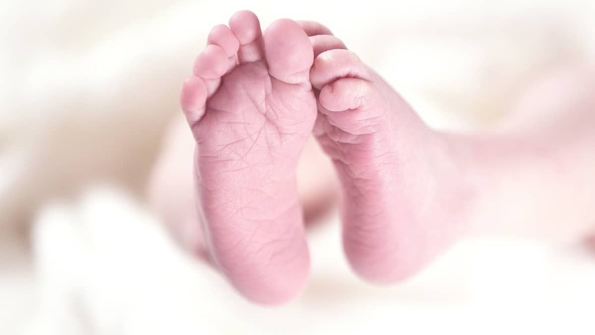 Justiça de Minas decide que criança terá o nome das duas mães registrado na certidão de nascimento