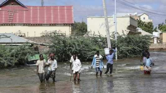 As fortes chuvas no início da semana fizeram a água entrar nas casas da cidade de Beledweyne, na região de Hiran