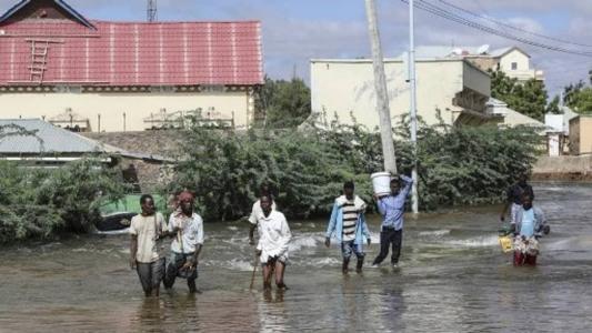 As fortes chuvas no início da semana fizeram a água entrar nas casas da cidade de Beledweyne, na região de Hiran