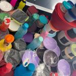Fã de Tupperware, mineira acumula mais de 300 peças da marca; gastos já ultrapassam R$ 80 mil