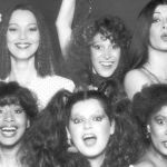 Relembre músicas que embalaram as discotecas no Brasil e no mundo