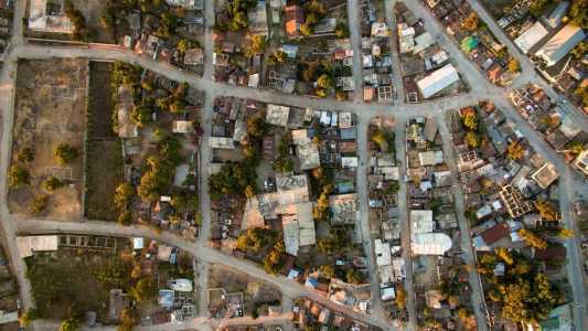 As inundações também causaram importantes danos materiais ao país, destruindo centenas de casas e estradas