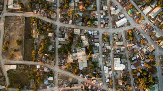 As inundações também causaram importantes danos materiais ao país, destruindo centenas de casas e estradas