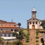 Homem que enforcou e esfaqueou ex na frente do filho de 9 anos é preso em Minas 