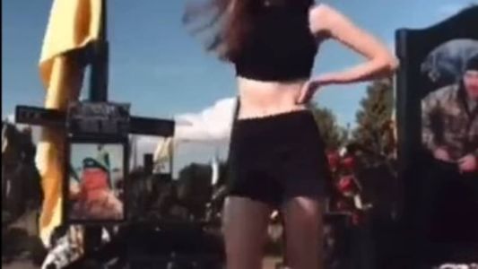 As irmãs rebolaram entre túmulos, flores e uma bandeira da Ucrânia