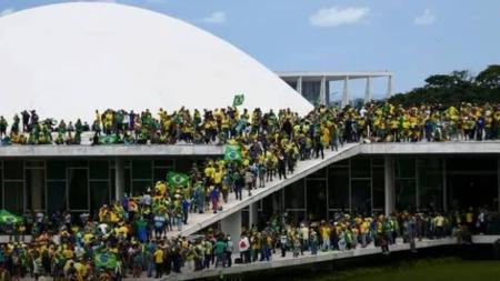 As manifestações estavam marcadas há dias para acontecer na manhã de domingo na praça dos Três Poderes e na Esplanada dos Ministérios, em Brasília
