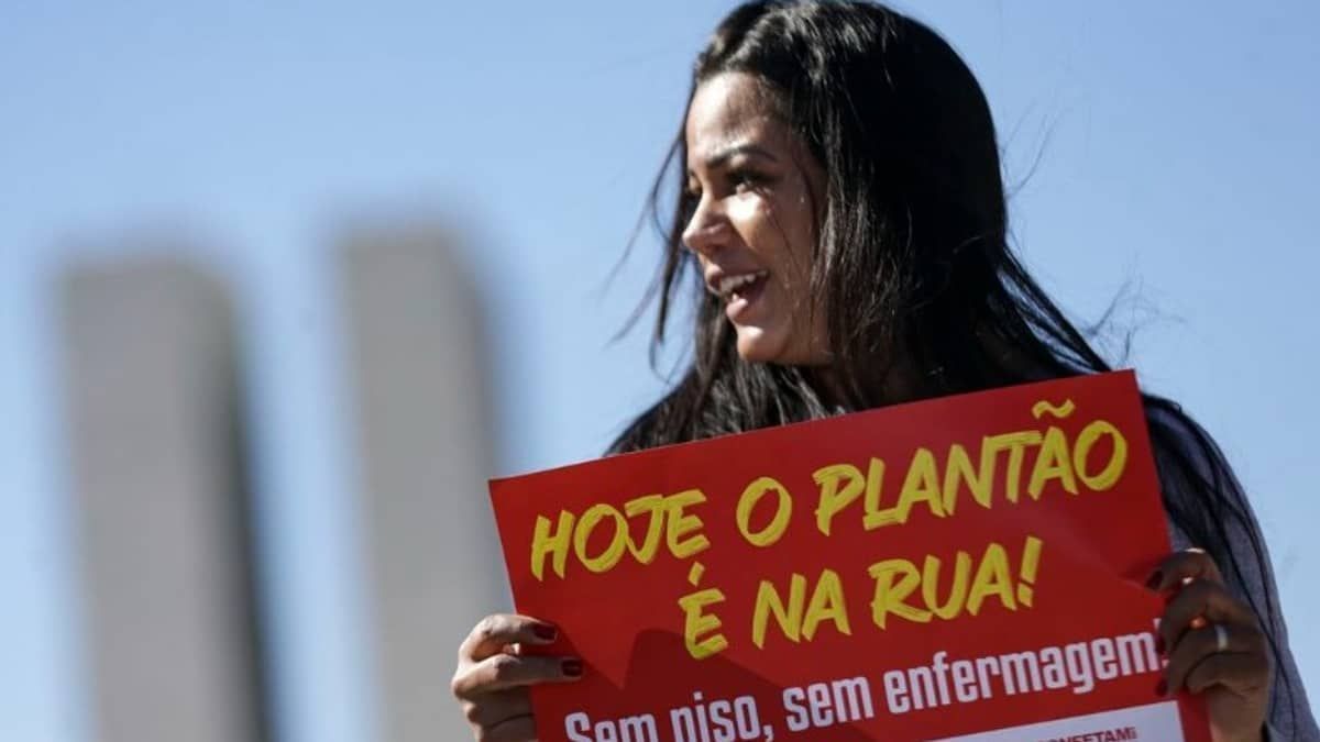 Piso de enfermeiros privados deve ser pago na falta de acordo coletivo