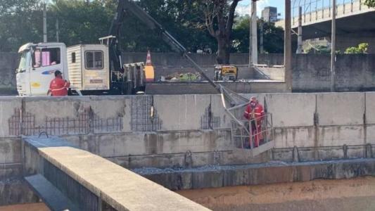 As muretas centrais de concreto do Ribeirão Arrudas devem ser concluídas neste semestre