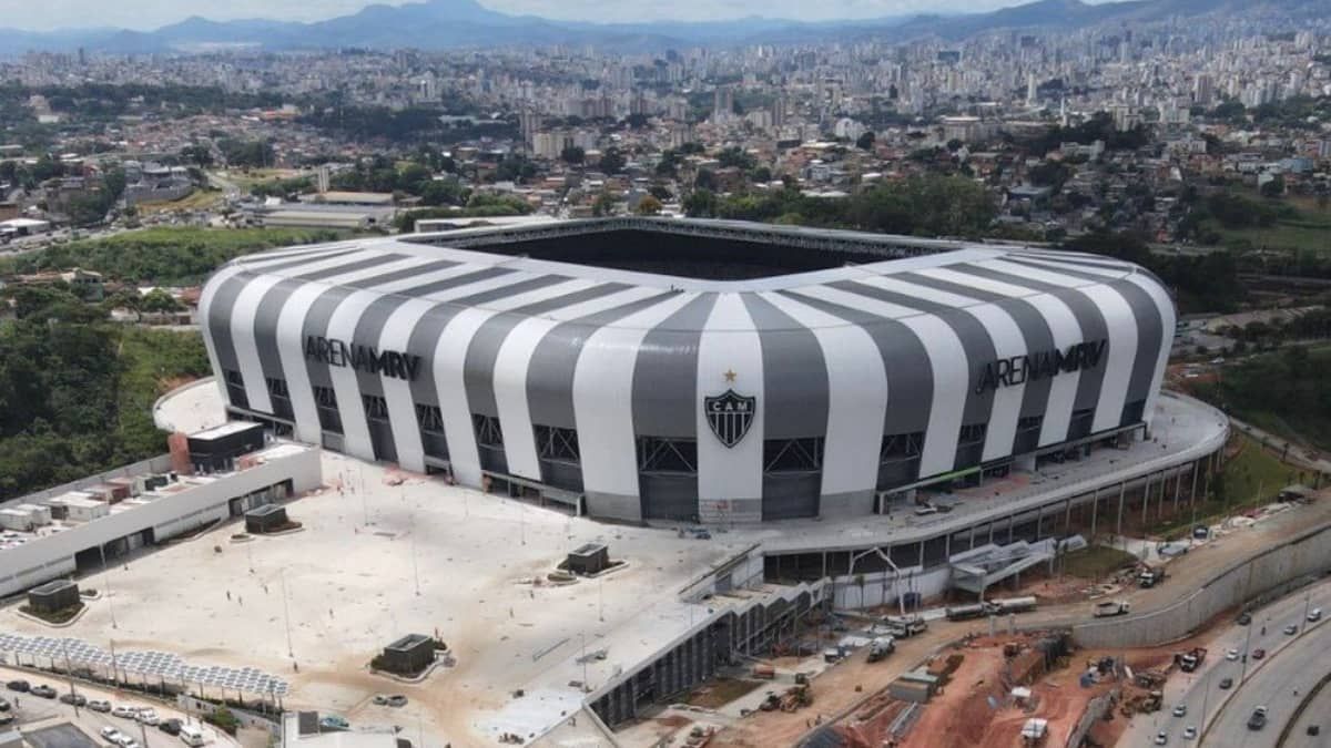 Arena MRV: carreta de 18 metros transita na 'rua' do estádio do Atlético
