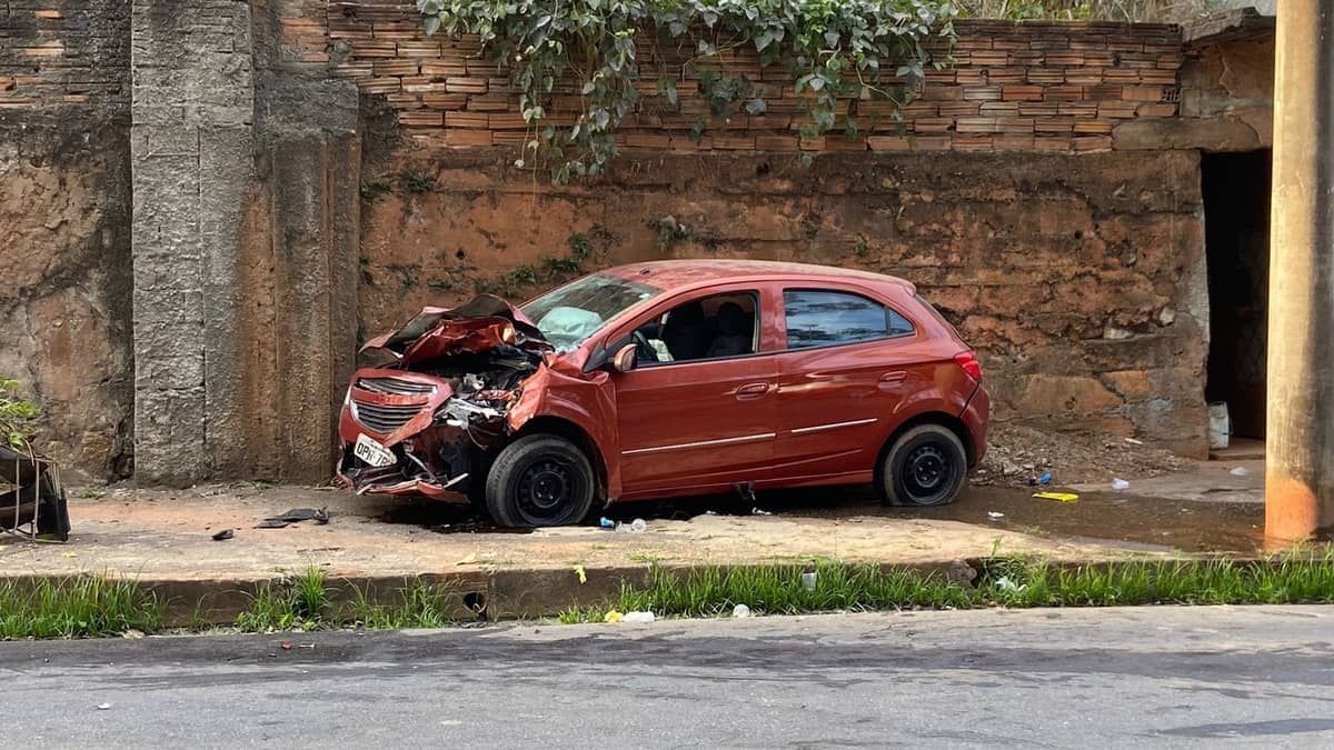 Vídeo: acidente com carros deixa crianças gravemente feridas no Barreiro em Belo Horizonte