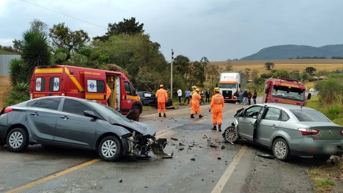 Idosa sofre fratura e outras três pessoas ficam feridas em acidente com três carros na BR-267
