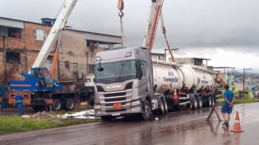 As pistas foram fechadas para o destombamento do veículo