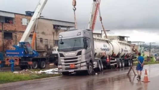 As pistas foram fechadas para o destombamento do veículo