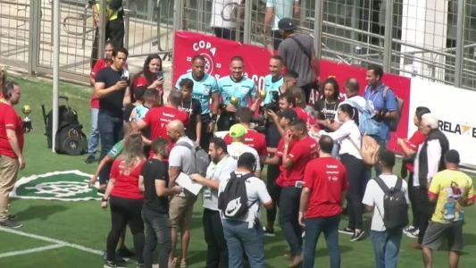 As premiações vão sendo entregues no campo do Independêndia