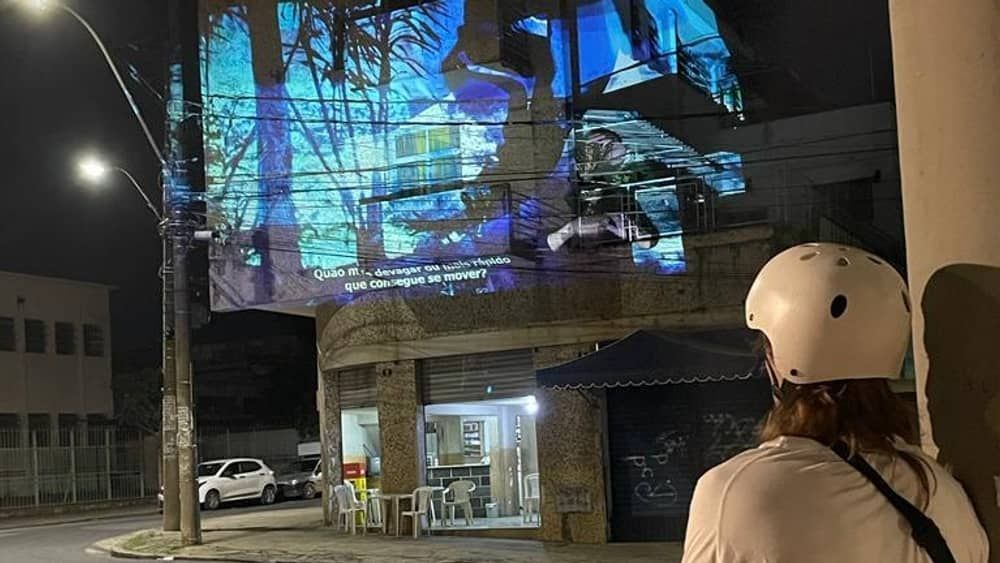 Vídeo: Bloco da Bicicletinha leva ciclistas para apreciar projeções em BH