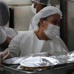 População em situação de rua recebe almoço no feriado de Finados em Belo Horizonte  