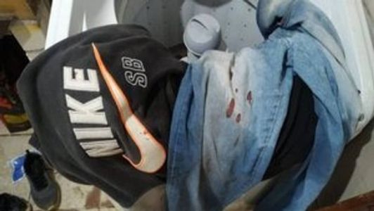 As roupas usadas pelo suspeito no crime foram encontradas em sua casa, dentro da máquina de lavar