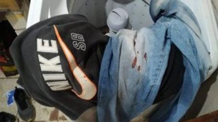 As roupas usadas pelo suspeito no crime foram encontradas em sua casa, dentro da máquina de lavar