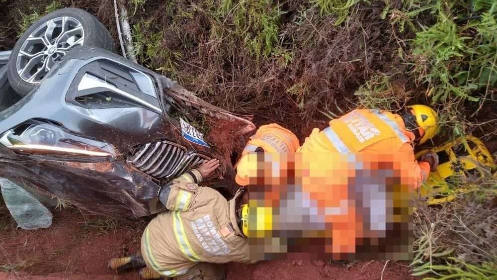 Motorista aciona Bombeiros após capotar em ribanceira e ficar preso dentro do carro