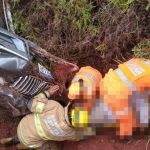 Motorista aciona Bombeiros após capotar em ribanceira e ficar preso dentro do carro