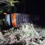 Ônibus de viagem que saiu do RJ seguia para BH cai de ribanceira e deixa feridos 