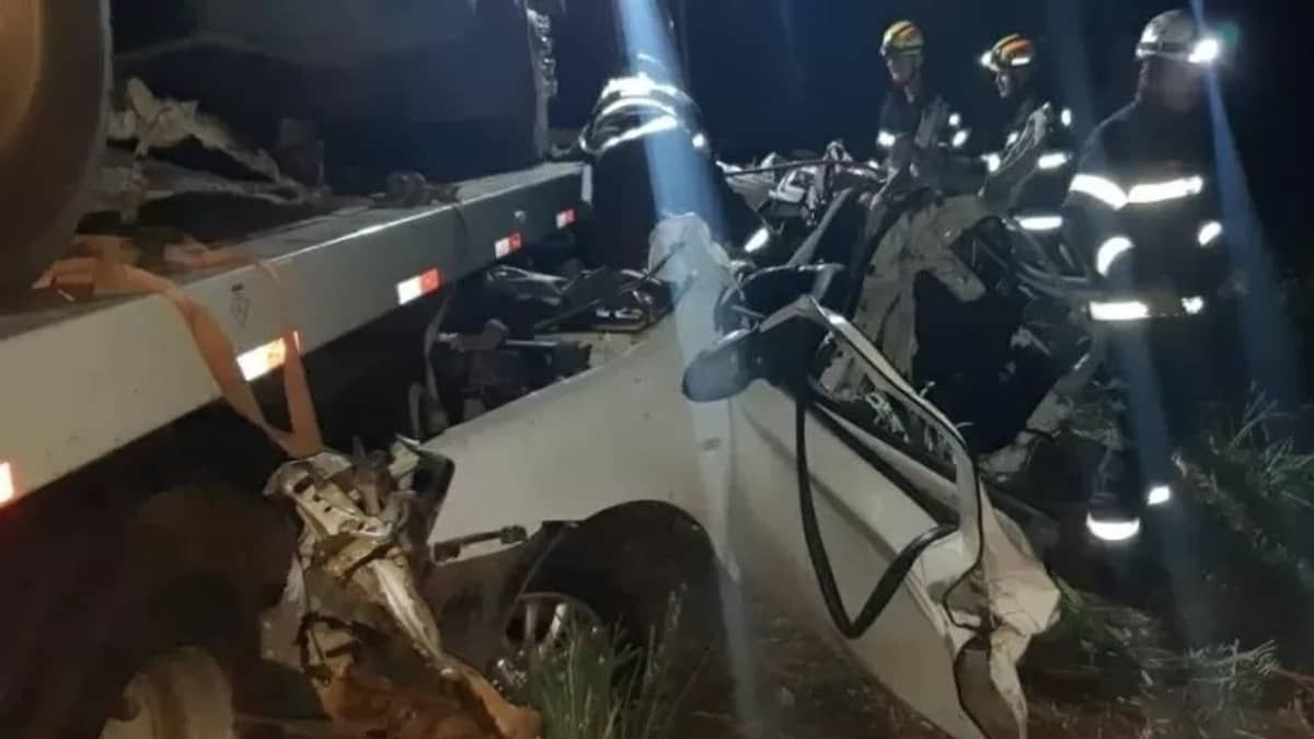 Carro que voltava de missa de formatura bate em caminhão e 5 pessoas da mesma família morrem