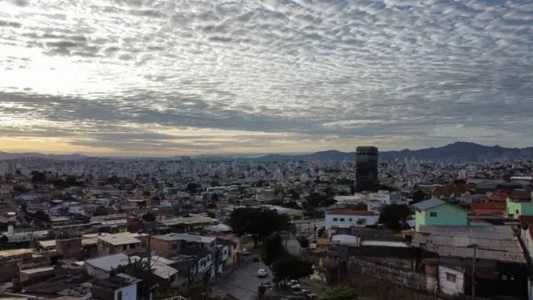 Durante o dia, a temperatura mínima será de 15°C e a máxima pode chegar aos 26°C