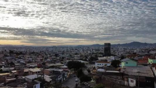 Durante o dia, a temperatura mínima será de 15°C e a máxima pode chegar aos 26°C